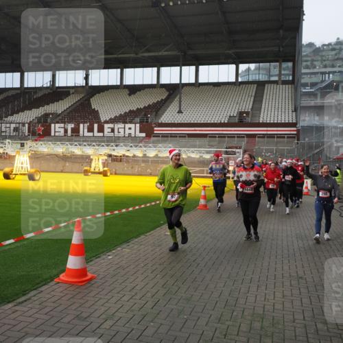 07.12.2025 - St. Pauli X-Mass-Run No. 15 Fabian Wolf http://msf.ph/oto/9407760 07.12.2025 11:06:04 Ziel 92, 298, 300, 402, 403, 556, 659, 693, 854, 858, 878, 920, 927, 929, 944, 1024, 1025, 1208, 1223, 1229, 1287, 1429, 1430, 1608, 1648, 2243, 2245, 3272, 3278, 4579, 4581, 4583, 4585, 4587 meine-sportfotos.de
