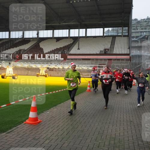 07.12.2025 - St. Pauli X-Mass-Run No. 15 Fabian Wolf http://msf.ph/oto/9407763 07.12.2025 11:06:04 Ziel 92, 298, 300, 402, 403, 556, 659, 693, 854, 858, 878, 920, 927, 929, 944, 1024, 1025, 1208, 1223, 1229, 1287, 1429, 1430, 1608, 1648, 2243, 2245, 3272, 3278, 4579, 4581, 4583, 4585, 4587 meine-sportfotos.de