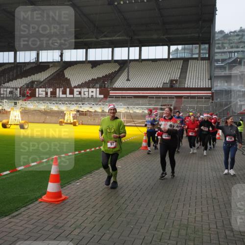 07.12.2025 - St. Pauli X-Mass-Run No. 15 Fabian Wolf http://msf.ph/oto/9407767 07.12.2025 11:06:04 Ziel 92, 298, 300, 402, 403, 556, 659, 693, 854, 858, 878, 920, 927, 929, 944, 1024, 1025, 1208, 1223, 1229, 1287, 1429, 1430, 1608, 1648, 2243, 2245, 3272, 3278, 4579, 4581, 4583, 4585, 4587 meine-sportfotos.de