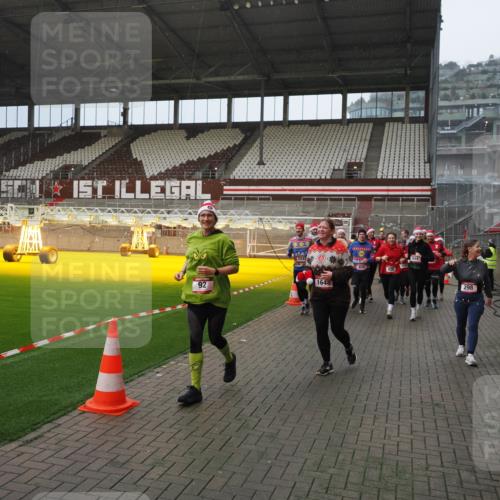 07.12.2025 - St. Pauli X-Mass-Run No. 15 Fabian Wolf http://msf.ph/oto/9407770 07.12.2025 11:06:05 Ziel 92, 298, 300, 402, 403, 556, 659, 693, 854, 858, 878, 920, 944, 1024, 1025, 1223, 1229, 1287, 1429, 1430, 1608, 1648, 2243, 2245, 4579, 4581, 4583, 4585, 4587 meine-sportfotos.de