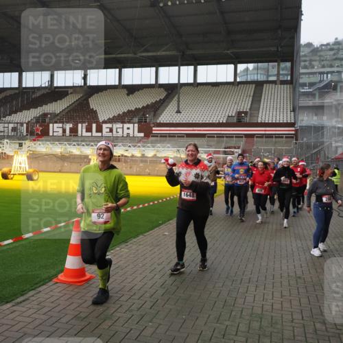 07.12.2025 - St. Pauli X-Mass-Run No. 15 Fabian Wolf http://msf.ph/oto/9407773 07.12.2025 11:06:05 Ziel 92, 298, 300, 402, 403, 556, 659, 693, 854, 858, 878, 920, 944, 1024, 1025, 1223, 1229, 1287, 1429, 1430, 1608, 1648, 2243, 2245, 4579, 4581, 4583, 4585, 4587 meine-sportfotos.de