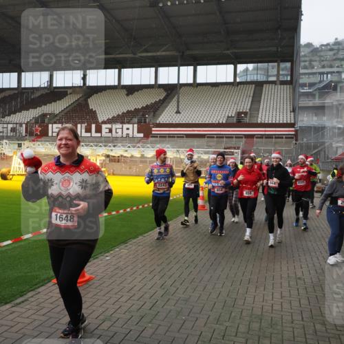 07.12.2025 - St. Pauli X-Mass-Run No. 15 Fabian Wolf http://msf.ph/oto/9407781 07.12.2025 11:06:06 Ziel 92, 298, 300, 402, 403, 556, 659, 693, 854, 858, 878, 920, 944, 1024, 1025, 1223, 1229, 1287, 1429, 1430, 1608, 1648, 2243, 2245, 4579, 4581, 4583, 4585, 4587 meine-sportfotos.de