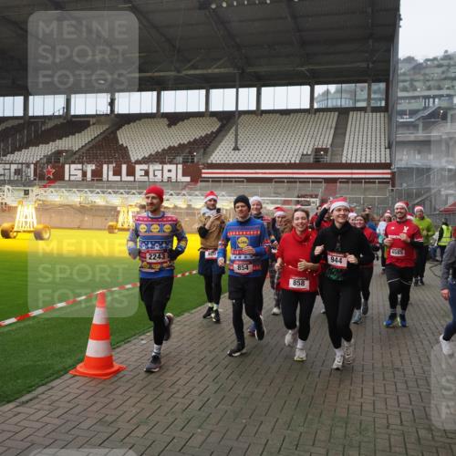 07.12.2025 - St. Pauli X-Mass-Run No. 15 Fabian Wolf http://msf.ph/oto/9407796 07.12.2025 11:06:07 Ziel 92, 298, 300, 402, 403, 556, 659, 693, 854, 858, 878, 920, 944, 1024, 1025, 1223, 1229, 1287, 1429, 1430, 1608, 1648, 2243, 2245, 4579, 4581, 4583, 4585, 4587 meine-sportfotos.de
