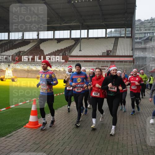 07.12.2025 - St. Pauli X-Mass-Run No. 15 Fabian Wolf http://msf.ph/oto/9407799 07.12.2025 11:06:07 Ziel 92, 298, 300, 402, 403, 556, 659, 693, 854, 858, 878, 920, 944, 1024, 1025, 1223, 1229, 1287, 1429, 1430, 1608, 1648, 2243, 2245, 4579, 4581, 4583, 4585, 4587 meine-sportfotos.de
