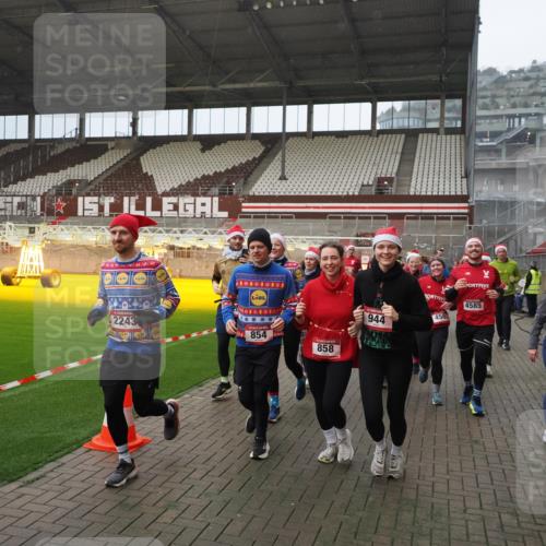 07.12.2025 - St. Pauli X-Mass-Run No. 15 Fabian Wolf http://msf.ph/oto/9407802 07.12.2025 11:06:07 Ziel 92, 298, 300, 402, 403, 556, 659, 693, 854, 858, 878, 920, 944, 1024, 1025, 1223, 1229, 1287, 1429, 1430, 1608, 1648, 2243, 2245, 4579, 4581, 4583, 4585, 4587 meine-sportfotos.de