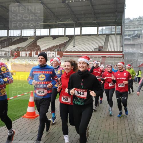 07.12.2025 - St. Pauli X-Mass-Run No. 15 Fabian Wolf http://msf.ph/oto/9407811 07.12.2025 11:06:08 Ziel 92, 204, 298, 300, 402, 403, 414, 556, 659, 693, 854, 858, 878, 920, 944, 1024, 1025, 1223, 1229, 1287, 1429, 1430, 1608, 1648, 2243, 2245, 4579, 4581, 4583, 4585, 4587 meine-sportfotos.de
