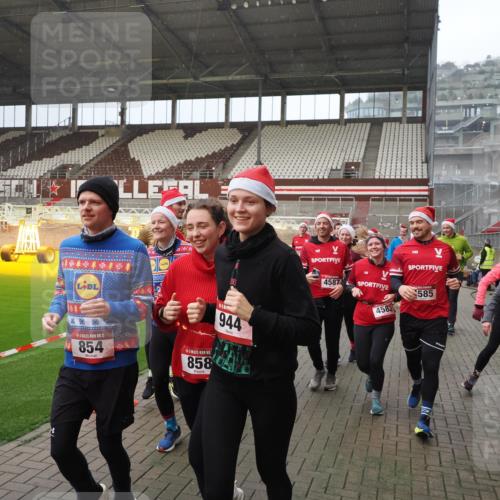 07.12.2025 - St. Pauli X-Mass-Run No. 15 Fabian Wolf http://msf.ph/oto/9407814 07.12.2025 11:06:08 Ziel 92, 204, 298, 300, 402, 403, 414, 556, 659, 693, 854, 858, 878, 920, 944, 1024, 1025, 1223, 1229, 1287, 1429, 1430, 1608, 1648, 2243, 2245, 4579, 4581, 4583, 4585, 4587 meine-sportfotos.de