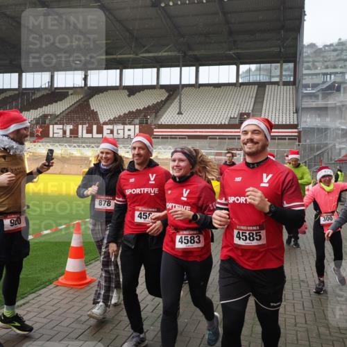 07.12.2025 - St. Pauli X-Mass-Run No. 15 Fabian Wolf http://msf.ph/oto/9407828 07.12.2025 11:06:09 Ziel 92, 204, 298, 300, 402, 403, 414, 556, 659, 693, 854, 858, 878, 920, 944, 1024, 1025, 1223, 1229, 1287, 1429, 1430, 1608, 1648, 2243, 2245, 4579, 4581, 4583, 4585, 4587 meine-sportfotos.de