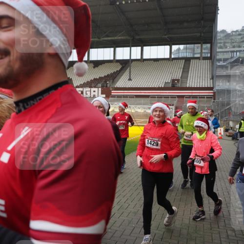 07.12.2025 - St. Pauli X-Mass-Run No. 15 Fabian Wolf http://msf.ph/oto/9407841 07.12.2025 11:06:10 Ziel 92, 204, 298, 300, 402, 403, 414, 556, 659, 693, 854, 858, 878, 920, 944, 1024, 1025, 1223, 1229, 1287, 1429, 1430, 1648, 2243, 2245, 4579, 4581, 4583, 4585, 4587 meine-sportfotos.de