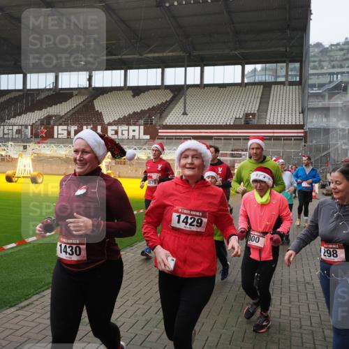 07.12.2025 - St. Pauli X-Mass-Run No. 15 Fabian Wolf http://msf.ph/oto/9407847 07.12.2025 11:06:10 Ziel 92, 204, 298, 300, 402, 403, 414, 556, 659, 693, 854, 858, 878, 920, 944, 1024, 1025, 1223, 1229, 1287, 1429, 1430, 1648, 2243, 2245, 4579, 4581, 4583, 4585, 4587 meine-sportfotos.de
