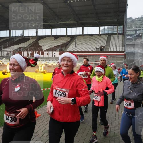 07.12.2025 - St. Pauli X-Mass-Run No. 15 Fabian Wolf http://msf.ph/oto/9407850 07.12.2025 11:06:11 Ziel 92, 204, 300, 402, 403, 414, 556, 659, 693, 854, 858, 878, 920, 944, 1024, 1025, 1223, 1229, 1287, 1403, 1429, 1430, 1648, 2243, 2245, 4579, 4581, 4583, 4585, 4587 meine-sportfotos.de