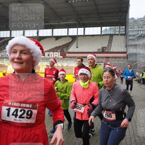 07.12.2025 - St. Pauli X-Mass-Run No. 15 Fabian Wolf http://msf.ph/oto/9407856 07.12.2025 11:06:11 Ziel 92, 204, 300, 402, 403, 414, 556, 659, 693, 854, 858, 878, 920, 944, 1024, 1025, 1223, 1229, 1287, 1403, 1429, 1430, 1648, 2243, 2245, 4579, 4581, 4583, 4585, 4587 meine-sportfotos.de