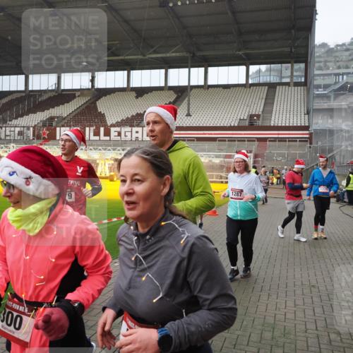 07.12.2025 - St. Pauli X-Mass-Run No. 15 Fabian Wolf http://msf.ph/oto/9407865 07.12.2025 11:06:12 Ziel 92, 204, 402, 403, 414, 556, 693, 854, 858, 878, 920, 944, 1024, 1025, 1223, 1229, 1287, 1403, 1429, 1430, 1648, 2243, 2245, 4579, 4581, 4583, 4585, 4587 meine-sportfotos.de