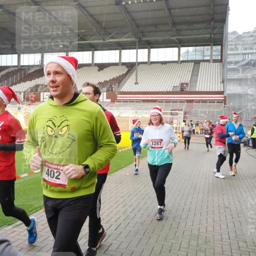 07.12.2025 - St. Pauli X-Mass-Run No. 15 Fabian Wolf http://msf.ph/oto/9407871 07.12.2025 11:06:12 Ziel 92, 204, 402, 403, 414, 556, 693, 854, 858, 878, 920, 944, 1024, 1025, 1223, 1229, 1287, 1403, 1429, 1430, 1648, 2243, 2245, 4579, 4581, 4583, 4585, 4587 meine-sportfotos.de