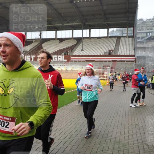 07.12.2025 - St. Pauli X-Mass-Run No. 15 Fabian Wolf http://msf.ph/oto/9407874 07.12.2025 11:06:12 Ziel 92, 204, 402, 403, 414, 556, 693, 854, 858, 878, 920, 944, 1024, 1025, 1223, 1229, 1287, 1403, 1429, 1430, 1648, 2243, 2245, 4579, 4581, 4583, 4585, 4587 meine-sportfotos.de