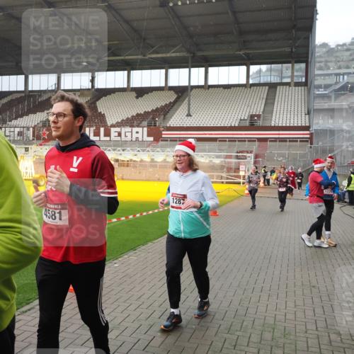 07.12.2025 - St. Pauli X-Mass-Run No. 15 Fabian Wolf http://msf.ph/oto/9407877 07.12.2025 11:06:12 Ziel 92, 204, 402, 403, 414, 556, 693, 854, 858, 878, 920, 944, 1024, 1025, 1223, 1229, 1287, 1403, 1429, 1430, 1648, 2243, 2245, 4579, 4581, 4583, 4585, 4587 meine-sportfotos.de