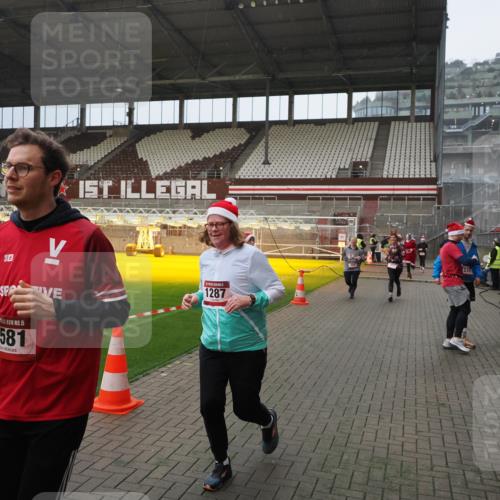 07.12.2025 - St. Pauli X-Mass-Run No. 15 Fabian Wolf http://msf.ph/oto/9407880 07.12.2025 11:06:13 Ziel 92, 204, 402, 403, 414, 474, 486, 556, 693, 854, 858, 878, 920, 944, 1024, 1025, 1223, 1229, 1287, 1403, 1429, 1430, 1648, 2243, 2245, 4579, 4581, 4583, 4585, 4587 meine-sportfotos.de