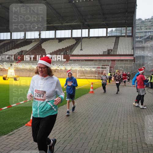 07.12.2025 - St. Pauli X-Mass-Run No. 15 Fabian Wolf http://msf.ph/oto/9407886 07.12.2025 11:06:13 Ziel 92, 204, 402, 403, 414, 474, 486, 556, 693, 854, 858, 878, 920, 944, 1024, 1025, 1223, 1229, 1287, 1403, 1429, 1430, 1648, 2243, 2245, 4579, 4581, 4583, 4585, 4587 meine-sportfotos.de