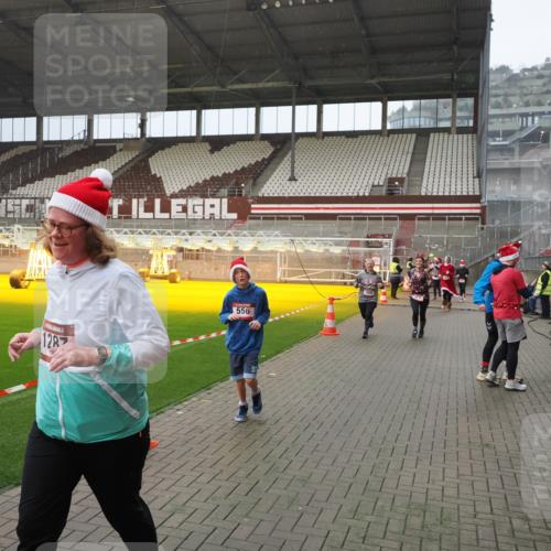 07.12.2025 - St. Pauli X-Mass-Run No. 15 Fabian Wolf http://msf.ph/oto/9407889 07.12.2025 11:06:13 Ziel 92, 204, 402, 403, 414, 474, 486, 556, 693, 854, 858, 878, 920, 944, 1024, 1025, 1223, 1229, 1287, 1403, 1429, 1430, 1648, 2243, 2245, 4579, 4581, 4583, 4585, 4587 meine-sportfotos.de