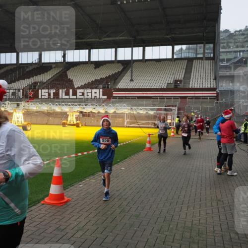 07.12.2025 - St. Pauli X-Mass-Run No. 15 Fabian Wolf http://msf.ph/oto/9407892 07.12.2025 11:06:13 Ziel 92, 204, 402, 403, 414, 474, 486, 556, 693, 854, 858, 878, 920, 944, 1024, 1025, 1223, 1229, 1287, 1403, 1429, 1430, 1648, 2243, 2245, 4579, 4581, 4583, 4585, 4587 meine-sportfotos.de