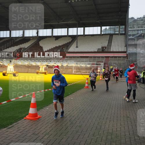 07.12.2025 - St. Pauli X-Mass-Run No. 15 Fabian Wolf http://msf.ph/oto/9407895 07.12.2025 11:06:14 Ziel 92, 204, 402, 403, 414, 474, 486, 556, 693, 854, 858, 878, 920, 944, 1024, 1025, 1223, 1229, 1287, 1403, 1429, 1430, 1648, 2243, 2245, 4579, 4581, 4583, 4585, 4587 meine-sportfotos.de