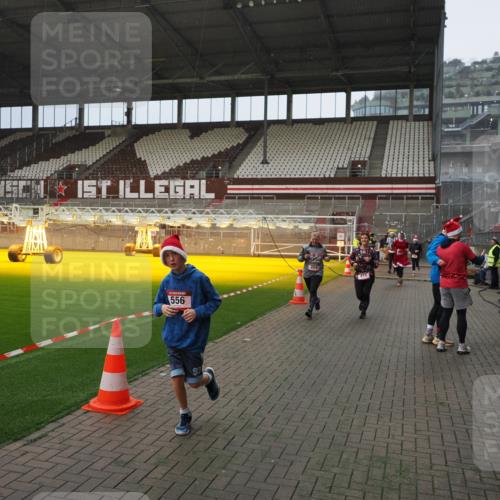07.12.2025 - St. Pauli X-Mass-Run No. 15 Fabian Wolf http://msf.ph/oto/9407898 07.12.2025 11:06:14 Ziel 92, 204, 402, 403, 414, 474, 486, 556, 693, 854, 858, 878, 920, 944, 1024, 1025, 1223, 1229, 1287, 1403, 1429, 1430, 1648, 2243, 2245, 4579, 4581, 4583, 4585, 4587 meine-sportfotos.de