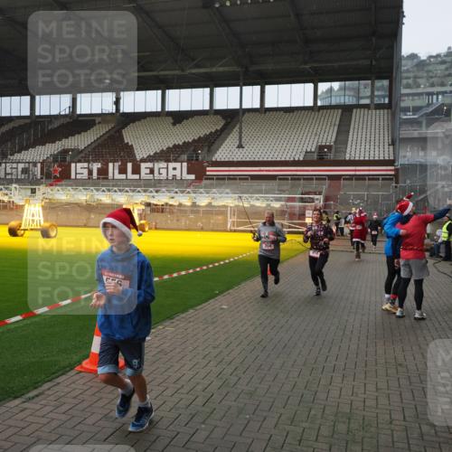 07.12.2025 - St. Pauli X-Mass-Run No. 15 Fabian Wolf http://msf.ph/oto/9407904 07.12.2025 11:06:14 Ziel 92, 204, 402, 403, 414, 474, 486, 556, 693, 854, 858, 878, 920, 944, 1024, 1025, 1223, 1229, 1287, 1403, 1429, 1430, 1648, 2243, 2245, 4579, 4581, 4583, 4585, 4587 meine-sportfotos.de