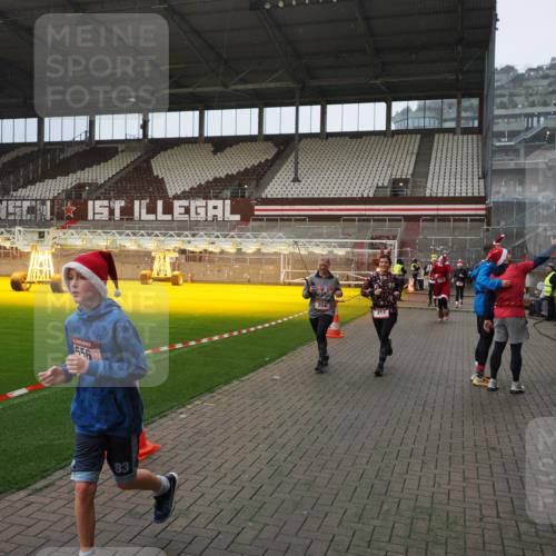 07.12.2025 - St. Pauli X-Mass-Run No. 15 Fabian Wolf http://msf.ph/oto/9407907 07.12.2025 11:06:14 Ziel 92, 204, 402, 403, 414, 474, 486, 556, 693, 854, 858, 878, 920, 944, 1024, 1025, 1223, 1229, 1287, 1403, 1429, 1430, 1648, 2243, 2245, 4579, 4581, 4583, 4585, 4587 meine-sportfotos.de