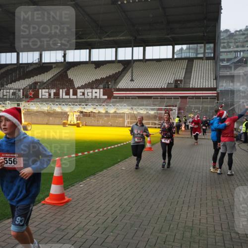 07.12.2025 - St. Pauli X-Mass-Run No. 15 Fabian Wolf http://msf.ph/oto/9407911 07.12.2025 11:06:15 Ziel 204, 402, 403, 414, 474, 486, 556, 693, 854, 858, 878, 920, 944, 1024, 1223, 1229, 1287, 1403, 1429, 1430, 1648, 2243, 2245, 4579, 4581, 4583, 4585, 4587 meine-sportfotos.de