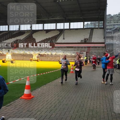 07.12.2025 - St. Pauli X-Mass-Run No. 15 Fabian Wolf http://msf.ph/oto/9407914 07.12.2025 11:06:15 Ziel 204, 402, 403, 414, 474, 486, 556, 693, 854, 858, 878, 920, 944, 1024, 1223, 1229, 1287, 1403, 1429, 1430, 1648, 2243, 2245, 4579, 4581, 4583, 4585, 4587 meine-sportfotos.de