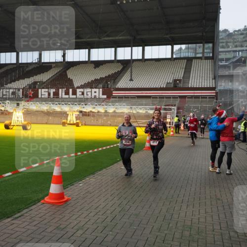 07.12.2025 - St. Pauli X-Mass-Run No. 15 Fabian Wolf http://msf.ph/oto/9407917 07.12.2025 11:06:15 Ziel 204, 402, 403, 414, 474, 486, 556, 693, 854, 858, 878, 920, 944, 1024, 1223, 1229, 1287, 1403, 1429, 1430, 1648, 2243, 2245, 4579, 4581, 4583, 4585, 4587 meine-sportfotos.de