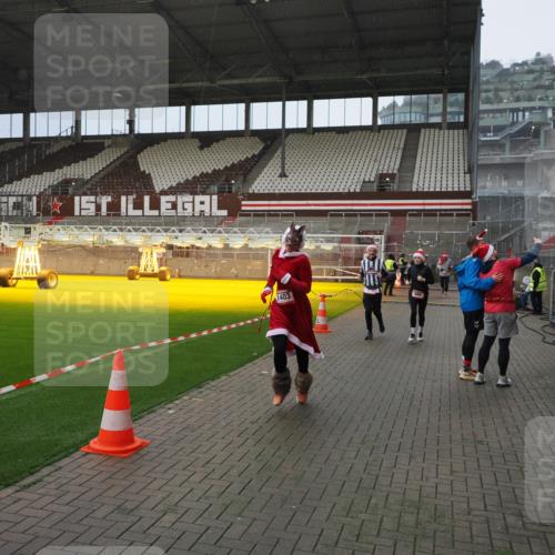 07.12.2025 - St. Pauli X-Mass-Run No. 15 Fabian Wolf http://msf.ph/oto/9407941 07.12.2025 11:06:19 Ziel 204, 402, 403, 414, 474, 486, 556, 1223, 1229, 1287, 1403, 1429, 1430, 1440, 1442, 4579, 4581, 4583, 4585, 4587 meine-sportfotos.de
