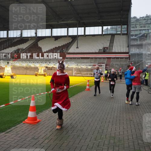 07.12.2025 - St. Pauli X-Mass-Run No. 15 Fabian Wolf http://msf.ph/oto/9407949 07.12.2025 11:06:19 Ziel 204, 402, 403, 414, 474, 486, 556, 1223, 1229, 1287, 1403, 1429, 1430, 1440, 1442, 4579, 4581, 4583, 4585, 4587 meine-sportfotos.de