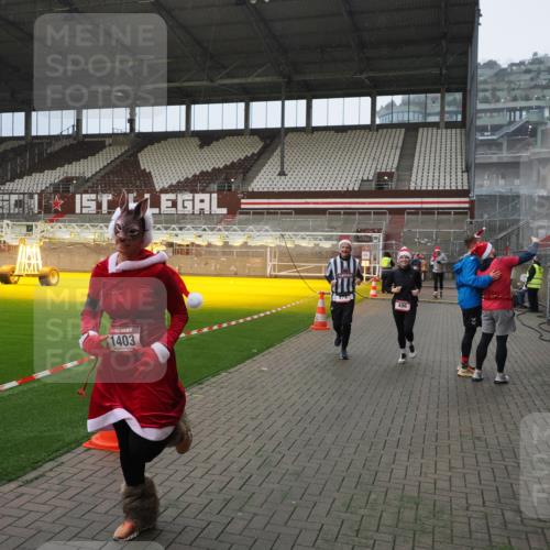 07.12.2025 - St. Pauli X-Mass-Run No. 15 Fabian Wolf http://msf.ph/oto/9407956 07.12.2025 11:06:20 Ziel 204, 402, 403, 414, 474, 486, 556, 1223, 1229, 1287, 1403, 1440, 1442, 4579, 4581 meine-sportfotos.de