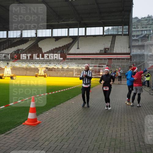 07.12.2025 - St. Pauli X-Mass-Run No. 15 Fabian Wolf http://msf.ph/oto/9407962 07.12.2025 11:06:20 Ziel 204, 402, 403, 414, 474, 486, 556, 1223, 1229, 1287, 1403, 1440, 1442, 4579, 4581 meine-sportfotos.de