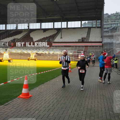 07.12.2025 - St. Pauli X-Mass-Run No. 15 Fabian Wolf http://msf.ph/oto/9407965 07.12.2025 11:06:21 Ziel 204, 402, 403, 414, 474, 486, 556, 1287, 1403, 1440, 1442, 4579, 4581 meine-sportfotos.de