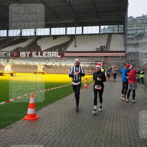 07.12.2025 - St. Pauli X-Mass-Run No. 15 Fabian Wolf http://msf.ph/oto/9407968 07.12.2025 11:06:21 Ziel 204, 402, 403, 414, 474, 486, 556, 1287, 1403, 1440, 1442, 4579, 4581 meine-sportfotos.de
