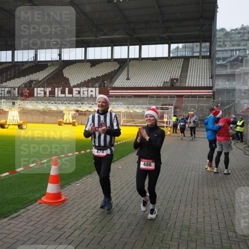 07.12.2025 - St. Pauli X-Mass-Run No. 15 Fabian Wolf http://msf.ph/oto/9407977 07.12.2025 11:06:21 Ziel 204, 402, 403, 414, 474, 486, 556, 1287, 1403, 1440, 1442, 4579, 4581 meine-sportfotos.de