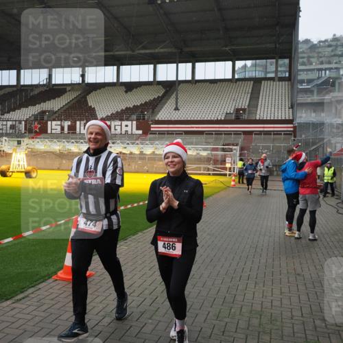 07.12.2025 - St. Pauli X-Mass-Run No. 15 Fabian Wolf http://msf.ph/oto/9407982 07.12.2025 11:06:22 Ziel 204, 414, 474, 486, 556, 1287, 1403, 1440, 1442, 4579, 4581 meine-sportfotos.de