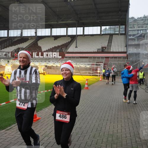 07.12.2025 - St. Pauli X-Mass-Run No. 15 Fabian Wolf http://msf.ph/oto/9407985 07.12.2025 11:06:22 Ziel 204, 414, 474, 486, 556, 1287, 1403, 1440, 1442, 4579, 4581 meine-sportfotos.de