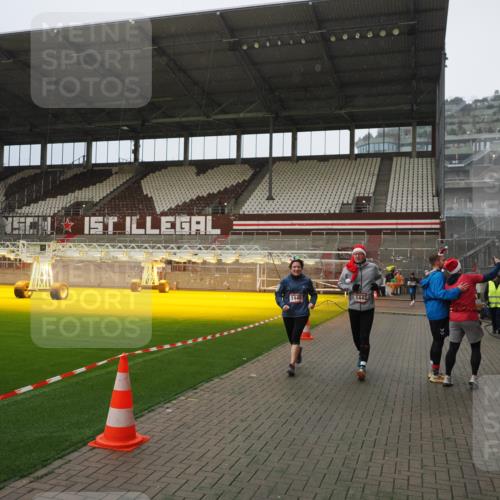 07.12.2025 - St. Pauli X-Mass-Run No. 15 Fabian Wolf http://msf.ph/oto/9408003 07.12.2025 11:06:25 Ziel 204, 414, 474, 486, 1403, 1440, 1442 meine-sportfotos.de