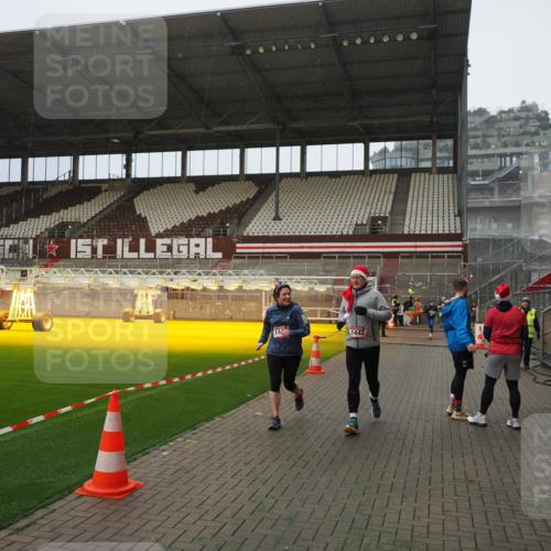 07.12.2025 - St. Pauli X-Mass-Run No. 15 Fabian Wolf http://msf.ph/oto/9408009 07.12.2025 11:06:26 Ziel 204, 414, 474, 486, 1403, 1440, 1442, 1556, 1564 meine-sportfotos.de