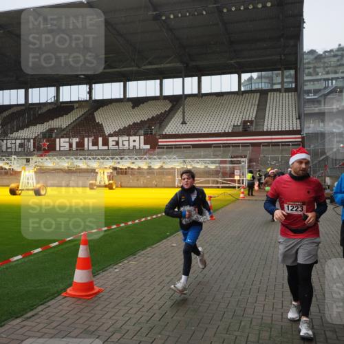 07.12.2025 - St. Pauli X-Mass-Run No. 15 Fabian Wolf http://msf.ph/oto/9408061 07.12.2025 11:06:31 Ziel 474, 486, 565, 1285, 1286, 1403, 1440, 1442, 1556, 1564 meine-sportfotos.de