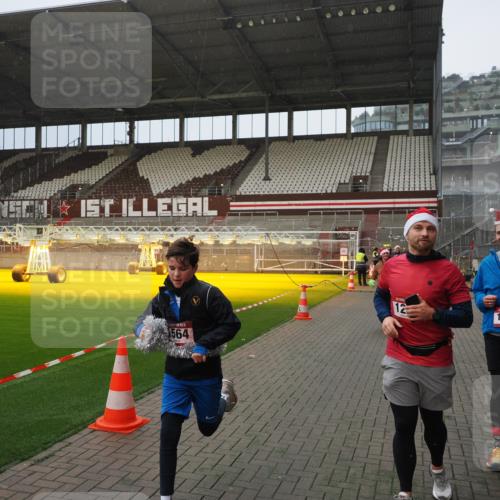 07.12.2025 - St. Pauli X-Mass-Run No. 15 Fabian Wolf http://msf.ph/oto/9408067 07.12.2025 11:06:31 Ziel 474, 486, 565, 1285, 1286, 1403, 1440, 1442, 1556, 1564 meine-sportfotos.de