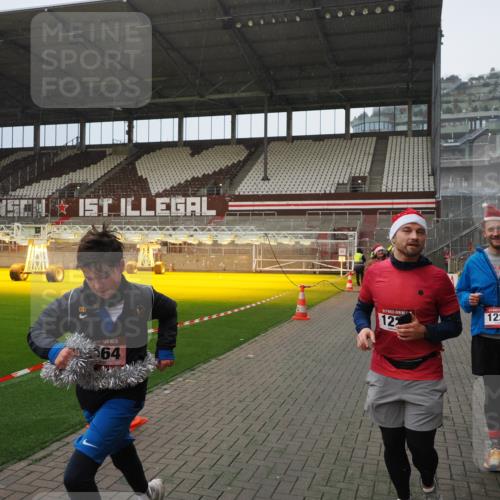 07.12.2025 - St. Pauli X-Mass-Run No. 15 Fabian Wolf http://msf.ph/oto/9408070 07.12.2025 11:06:32 Ziel 474, 486, 565, 1285, 1286, 1440, 1442, 1556, 1564 meine-sportfotos.de