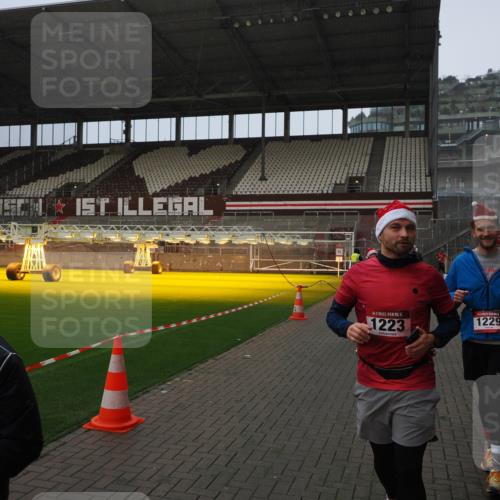 07.12.2025 - St. Pauli X-Mass-Run No. 15 Fabian Wolf http://msf.ph/oto/9408073 07.12.2025 11:06:32 Ziel 474, 486, 565, 1285, 1286, 1440, 1442, 1556, 1564 meine-sportfotos.de