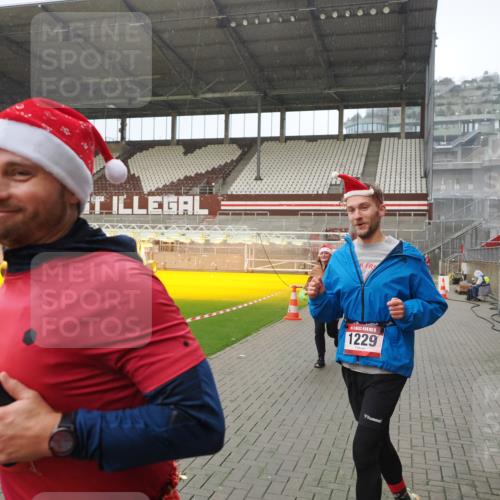 07.12.2025 - St. Pauli X-Mass-Run No. 15 Fabian Wolf http://msf.ph/oto/9408088 07.12.2025 11:06:33 Ziel 359, 382, 474, 486, 565, 1285, 1286, 1440, 1442, 1556, 1564 meine-sportfotos.de