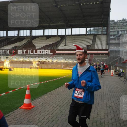 07.12.2025 - St. Pauli X-Mass-Run No. 15 Fabian Wolf http://msf.ph/oto/9408091 07.12.2025 11:06:33 Ziel 359, 382, 474, 486, 565, 1285, 1286, 1440, 1442, 1556, 1564 meine-sportfotos.de