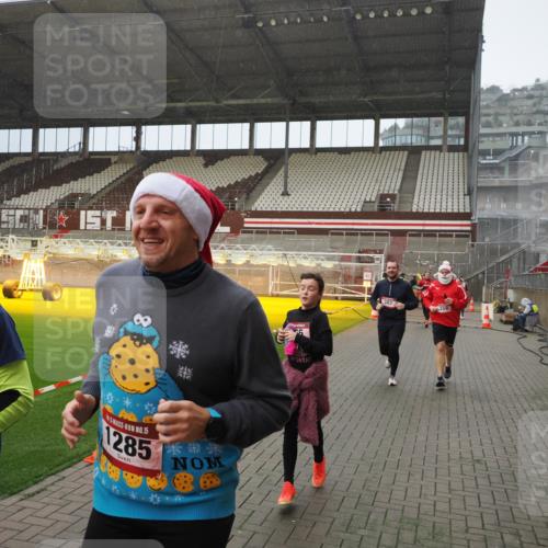 07.12.2025 - St. Pauli X-Mass-Run No. 15 Fabian Wolf http://msf.ph/oto/9408147 07.12.2025 11:06:39 Ziel 359, 382, 565, 1285, 1286, 1440, 1556, 1564, 1708, 4582, 4588 meine-sportfotos.de