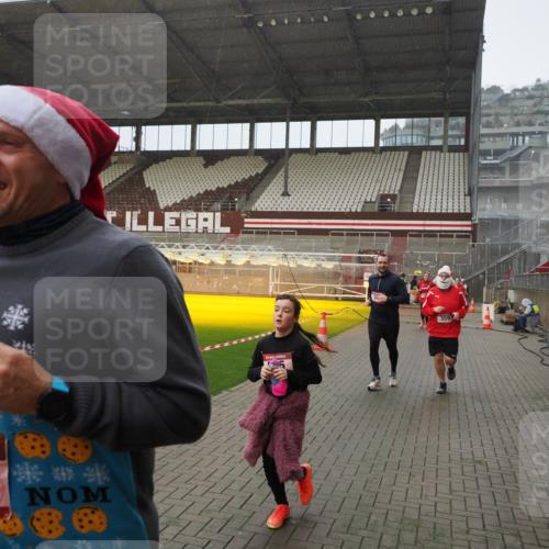 07.12.2025 - St. Pauli X-Mass-Run No. 15 Fabian Wolf http://msf.ph/oto/9408150 07.12.2025 11:06:40 Ziel 359, 382, 565, 1285, 1286, 1556, 1564, 1708, 4582, 4588 meine-sportfotos.de
